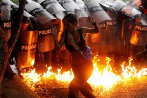 Po ginčytinų prezidento rinkimų Venesueloje kilo protestai: žuvo mažiausiai vienas žmogus
