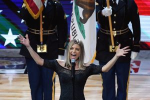 Atlikėja Fergie atsiprašė už įvairiausių reakcijų sulaukusią JAV himno versiją