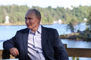 V. Putinas pagrasino atnaujinti vidutinio nuotolio branduolinių ginklų gamybą