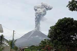 Indonezijoje iš Sinabungo ugnikalnio išsiveržė pelenų stulpas