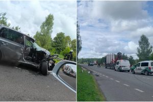 Kraupi dviejų „VW Golf“ ir sunkvežimio avarija pakaunėje: žuvo žmogus