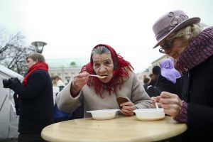 Kaip gyvensime šiemet: viena ranka duoda, o kita atima?