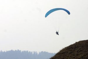 Nelaimė prie Išlaužo: nukrito parasparnis, sužalotas pilotas – ligoninėje