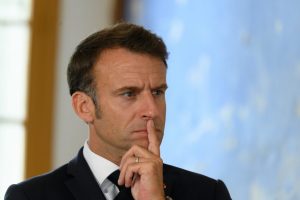 E. Macronas: 2024-aisiais moterų teisė rinktis abortą taps negrįžtama