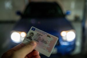 Klaipėdoje BMW vairuotojas įtariamas pateikęs suklastotą vairuotojo pažymėjimą