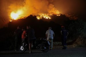 Iš jachtos paleisti fejerverkai sukėlė gaisrą Graikijos saloje