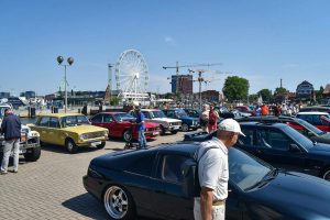 Klaipėdos senamiestyje – įspūdingas istorinių automobilių šou