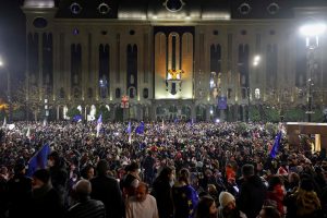 Sakartvele tūkstančiai žmonių antrą dieną protestuoja prieš stojimo į ES proceso atidėjimą