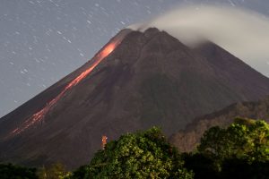 Indonezijoje ugnikalnis išmetė pelenų ir dūmų stulpą į dviejų kilometrų aukštį