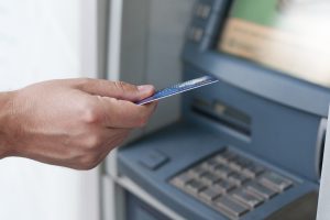 Bankomatui išdavus padirbtą banknotą, policija vykdo tyrimą