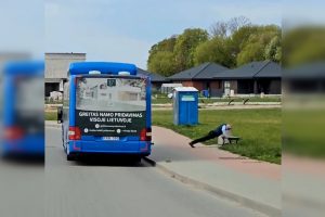 Nustebino autobuso vairuotojo mankšta stotelėje: tikras pavyzdys kitiems