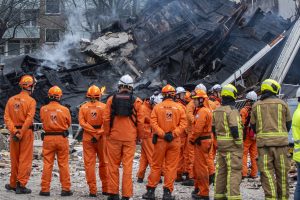 Hagoje po sprogimo ir gaisro apgriuvus daugiabučiui žuvo mažiausiai keturi žmonės