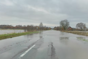 Ugniagesiai skubėjo padėti vairuotojai: apsemtame kelyje mašina paniro po vandeniu