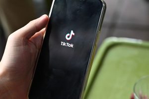 ES įspėja „TikTok“ dėl neteisėto turinio ir dezinformacijos