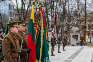 Vyriausybė šauliams perdavė tūkstančius šalmų, miegmaišių, taip pat palapinių, liemenių