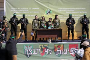 „Hamas“ perdavė keturias izraelietes įkaites 