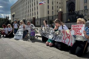 Prie Rusijos gynybos ministerijos moterys protestavo prieš vyrų šaukimą į kariuomenę
