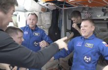 Vasarį įstrigusius astronautus pargabensianti „SpaceX“ kapsulė prisišvartavo prie TKS