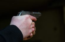 Artimoje aplinkoje smurtavusiems asmenims siūloma apriboti teisę laikyti ginklus