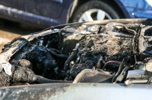 Kauno rajone degė automobilis: šalia jo rastas sužeistas vyras