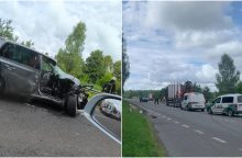 Kraupi dviejų „VW Golf“ ir sunkvežimio avarija pakaunėje: žuvo žmogus