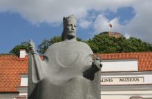 Vilniuje vandalai išniekino Karaliaus Mindaugo paminklą