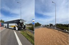 Avarija Raseinių rajone: susidūrė vilkikas ir keleivinis autobusas