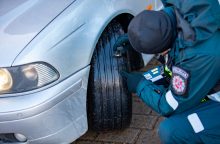 Klaipėdoje vairuotojų pasirengimą žiemai tikrinę kelių policijos pareigūnai nustatė 4 pažeidimus